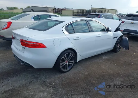 2018 Jaguar Xe 35T Premium z USA, uszkodzony, nr VIN SAJAJ4EV4JCP25583